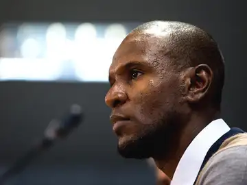 Eric Abidal en una rueda de prensa Eric Abidal en una rueda de prensa