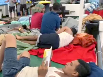 Imagen de vídeo facilitada por Open Arms de algunos de los 60 inmigrantes Imagen de vídeo facilitada por Open Arms de algunos de los 60 inmigrantes