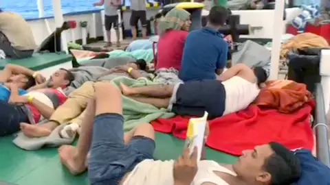 Imagen de vídeo facilitada por Open Arms de algunos de los 60 inmigrantes Imagen de vídeo facilitada por Open Arms de algunos de los 60 inmigrantes