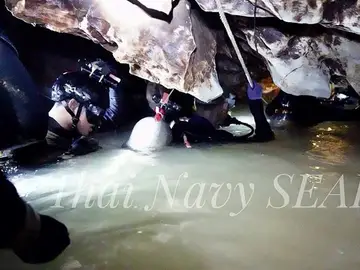 Varios buzos y otros miembros de rescate durante las operaciones de rescate Varios buzos y otros miembros de rescate durante las operaciones de rescate