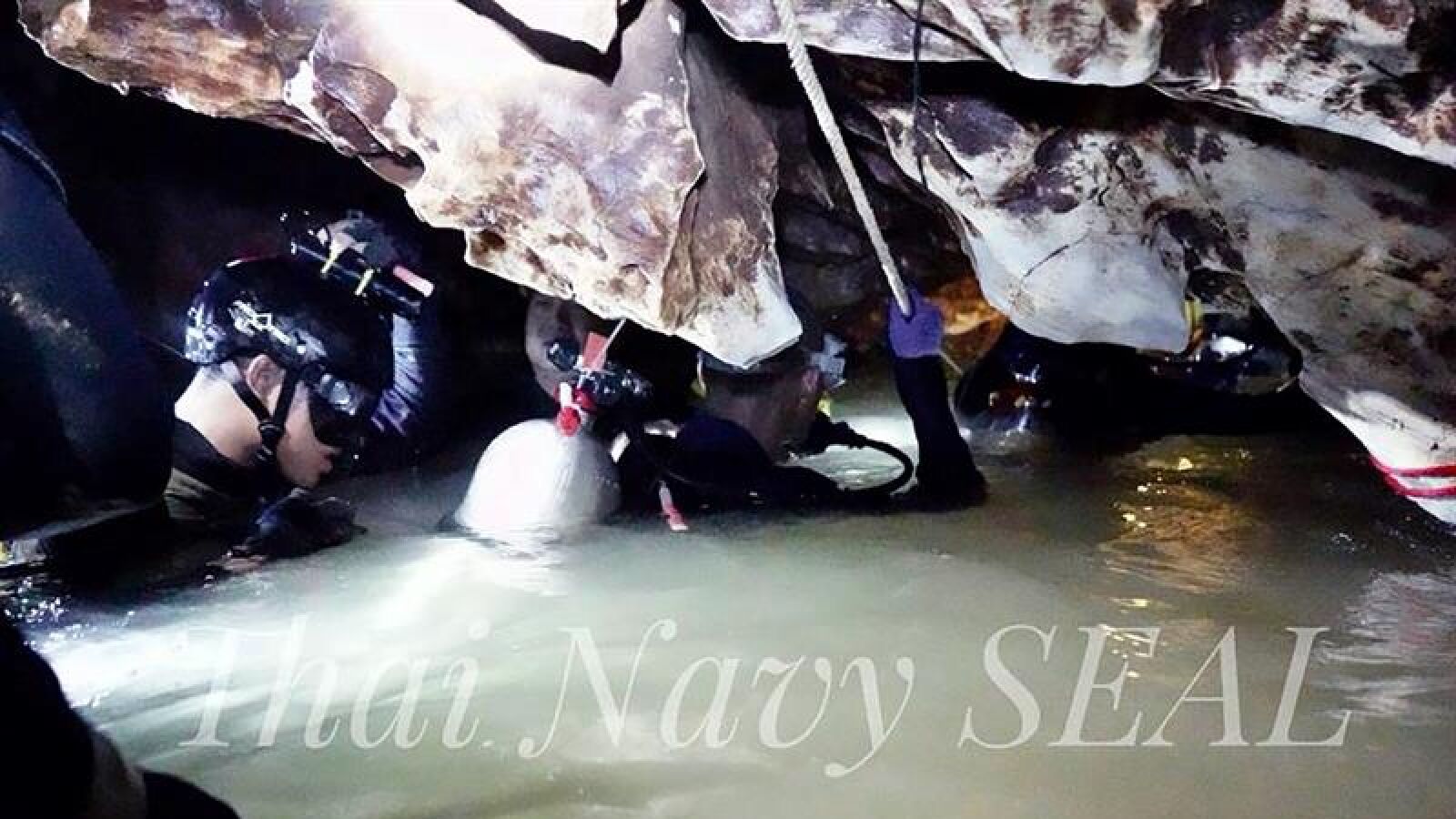 Los expertos comienzan a enseñar a los niños atrapados en una cueva de Tailandia a nadar y bucear, la opción más rápida y más peligrosa