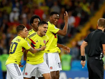 Los compañeros de Falcao le contienen ante sus críticas al colegiado Los compañeros de Falcao le contienen ante sus críticas al colegiado