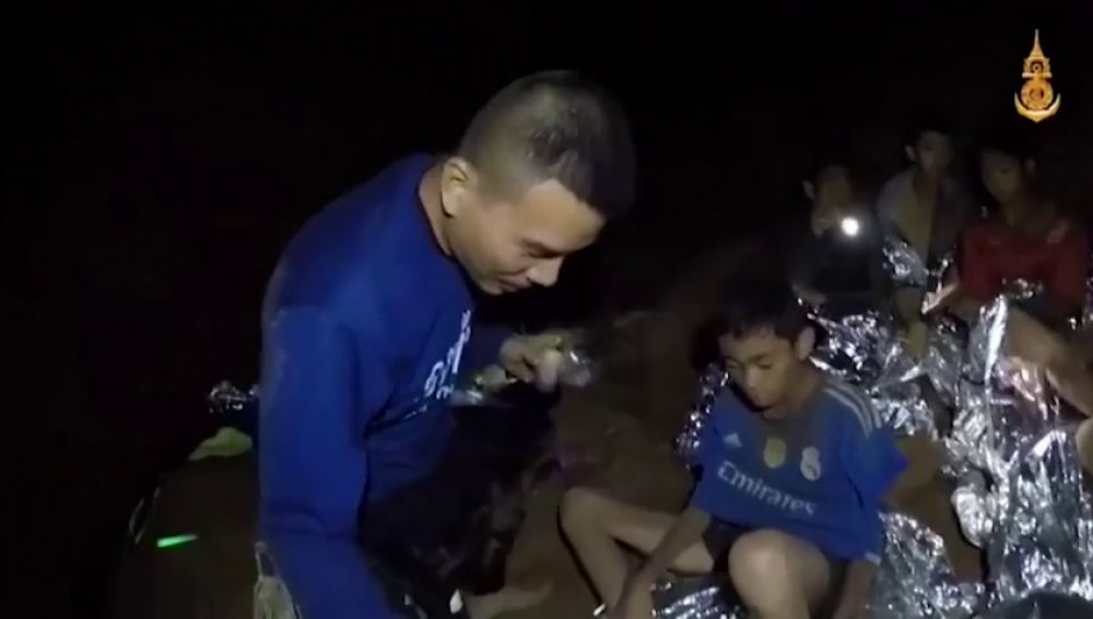 Las imágenes del interior de la cueva donde están atrapados 12 niños en Tailandia: "Les hemos dado alimentos bajo la supervisión de un médico"