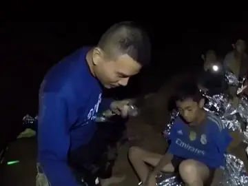 Las imágenes del interior de la cueva donde están atrapados 12 niños en Tailandia: "Les hemos dado alimentos bajo la supervisión de un médico" Las imágenes del interior de la cueva donde están atrapados 12 niños en Tailandia: "Les hemos dado alimentos bajo la supervisión de un médico"