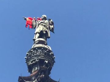 Los activistas de Open Arms colocan un chaleco salvavidas a la estatua de Colón en Barcelona