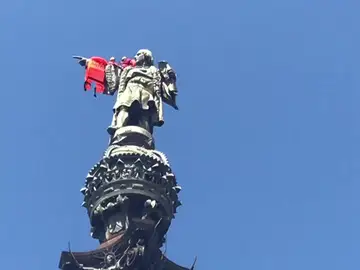 Los activistas de Open Arms colocan un chaleco salvavidas a la estatua de Colón en Barcelona Los activistas de Open Arms colocan un chaleco salvavidas a la estatua de Colón en Barcelona