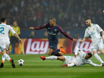 Mbappé regatea a varios jugadores del Real Madrid