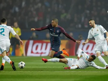 Mbappé regatea a varios jugadores del Real Madrid Mbappé regatea a varios jugadores del Real Madrid