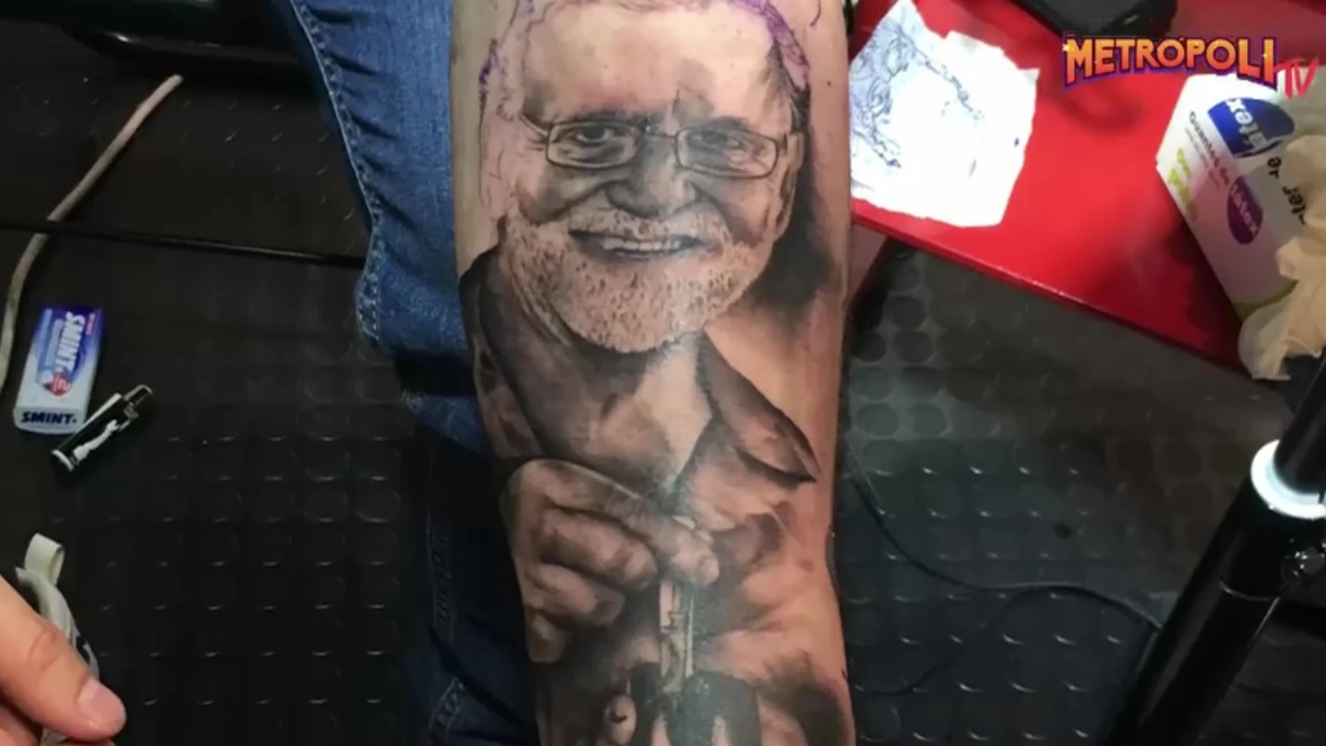 El tatuaje de Rajoy que un joven se ha hecho en el antebrazo El tatuaje de Rajoy que un joven se ha hecho en el antebrazo