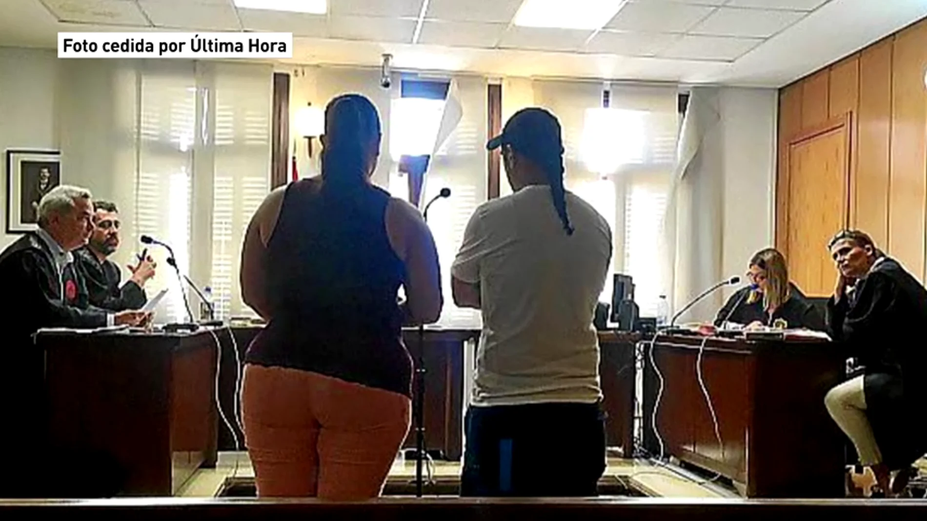 Unos padres, condenados a 1 año y medio de cárcel por atar a su hija a una silla para que les viera practicar sexo Unos padres, condenados a 1 año y medio de cárcel por atar a su hija a una silla para que les viera practicar sexo