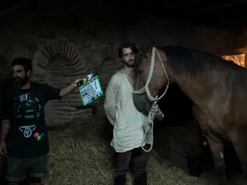 Aitor junto a un caballo en una de las últimas secuencias Aitor junto a un caballo en una de las últimas secuencias