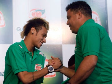 Neymar y Ronaldo se saludan durante un acto en 2011