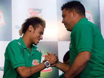 Neymar y Ronaldo se saludan durante un acto en 2011 Neymar y Ronaldo se saludan durante un acto en 2011