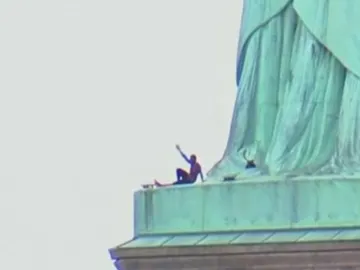 La activista sobre la estatua La activista sobre la estatua