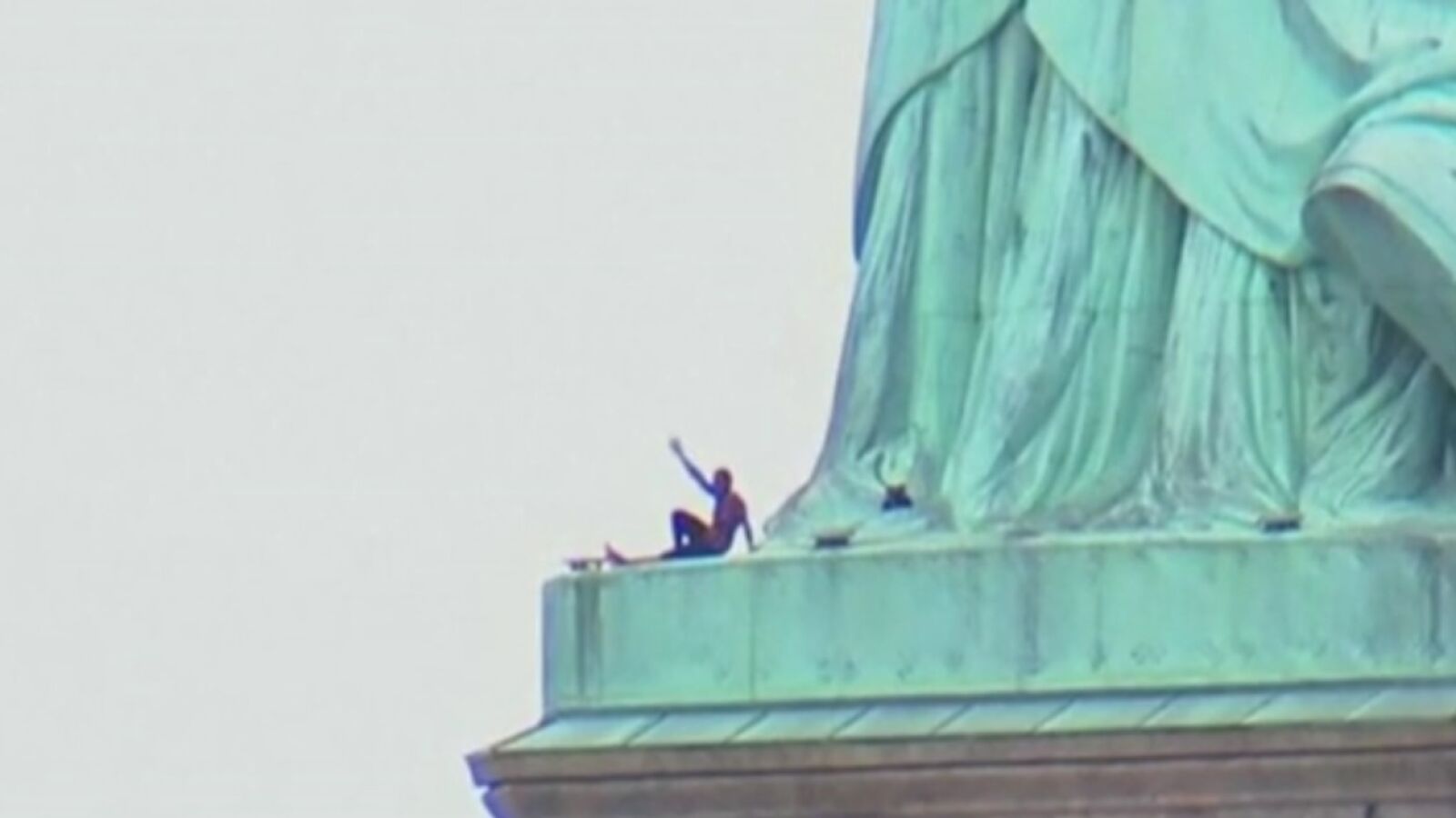 Detenida una mujer por subirse a la Estatua de la Libertad en protesta por la separación de familias inmigrantes