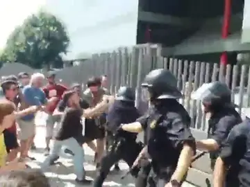 Intentan impedir una subasta de pisos en L'Hospitalet Intentan impedir una subasta de pisos en L'Hospitalet