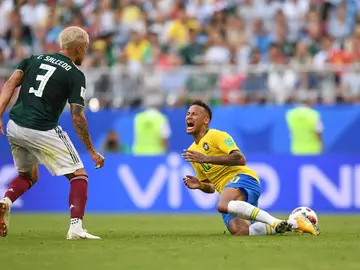 Neymar se duele tras recibir la falta de un rival Neymar se duele tras recibir la falta de un rival