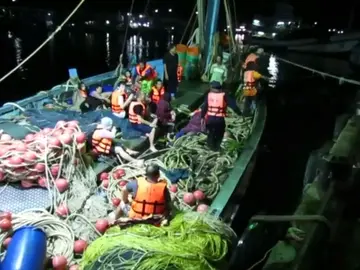 Al menos 49 personas desaparecidas y 89 han sido rescatadas en dos naufragios en Tailandia Al menos 49 personas desaparecidas y 89 han sido rescatadas en dos naufragios en Tailandia