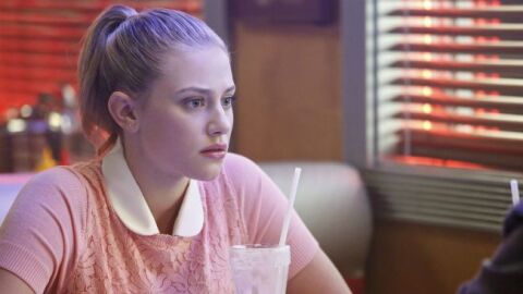 La actriz Lili Reinhart da vida a Betty Cooper en la serie 'Riverdale' 