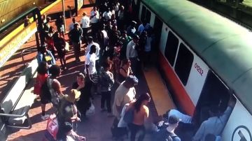Una mujer atrapada entre el metro y el andén en Boston