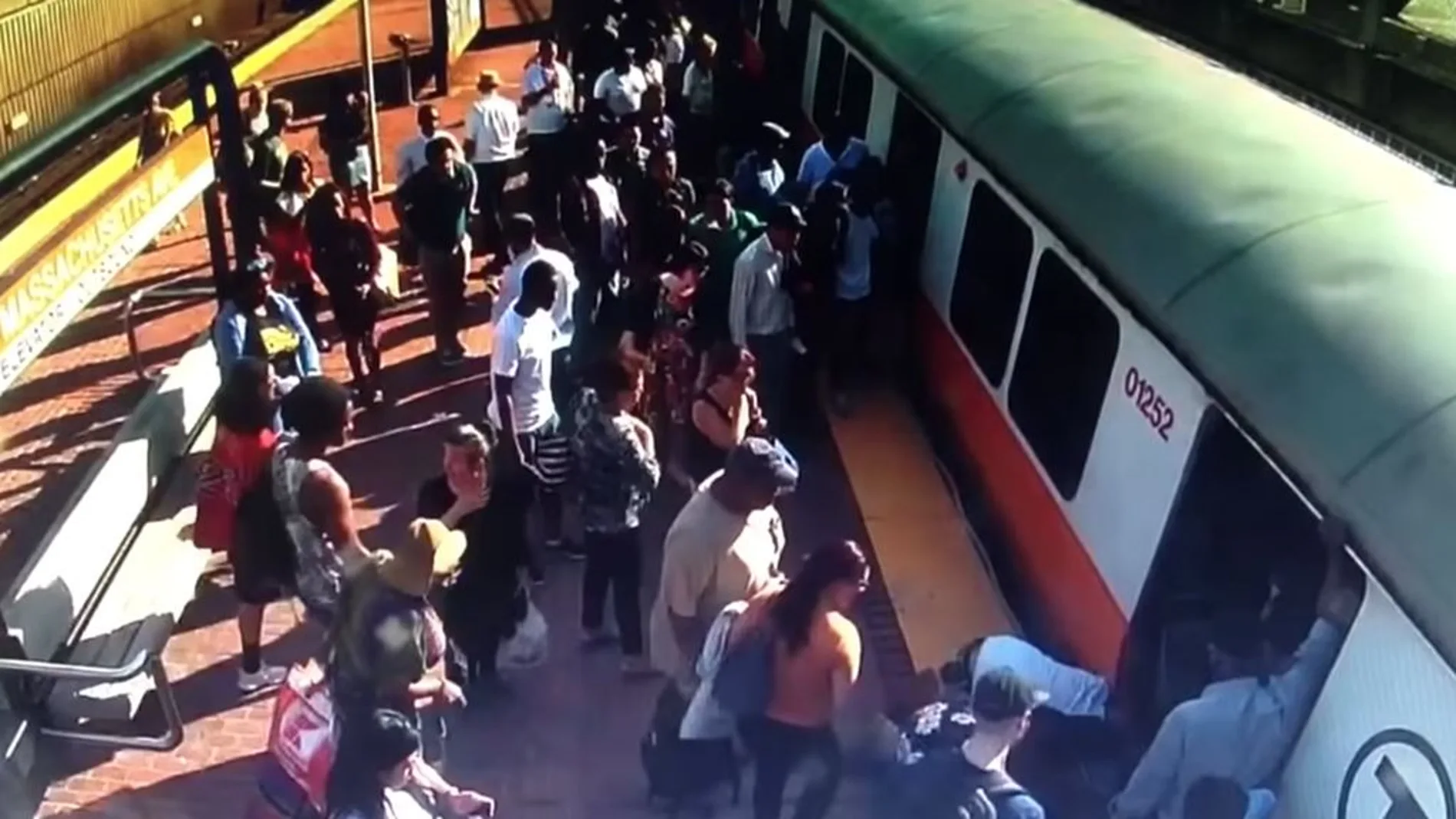 Una mujer atrapada entre el metro y el andén en Boston Una mujer atrapada entre el metro y el andén en Boston