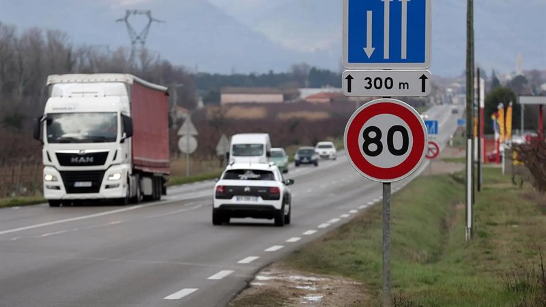 Límite de velocidad de 80km/h. Límite de velocidad de 80km/h.