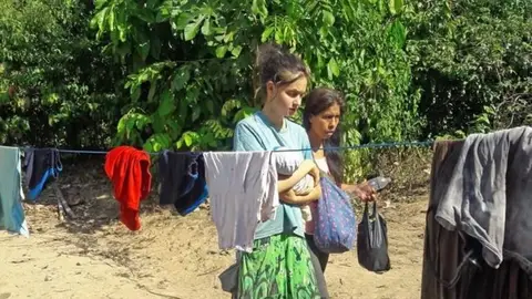 Patricia Aguilar sosteniendo a su bebé Patricia Aguilar sosteniendo a su bebé