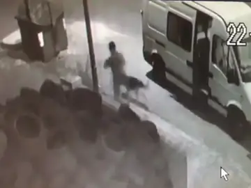 Momento en el que un hombre abandona a su perro Momento en el que un hombre abandona a su perro