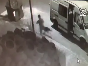 Momento en el que un hombre abandona a su perro Momento en el que un hombre abandona a su perro