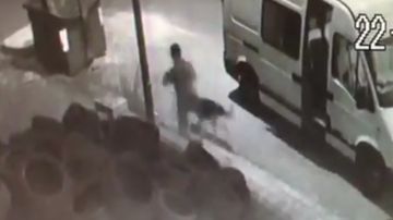 Momento en el que un hombre abandona a su perro