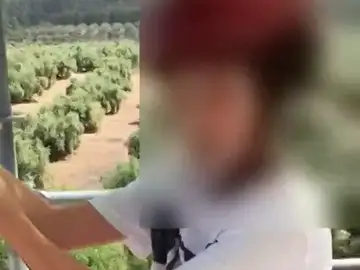 Un monitor mete miedo a un niño antes de tirarse en tirolina: "Han caído un montón de niños, pero no todos se han muerto" Un monitor mete miedo a un niño antes de tirarse en tirolina: "Han caído un montón de niños, pero no todos se han muerto"