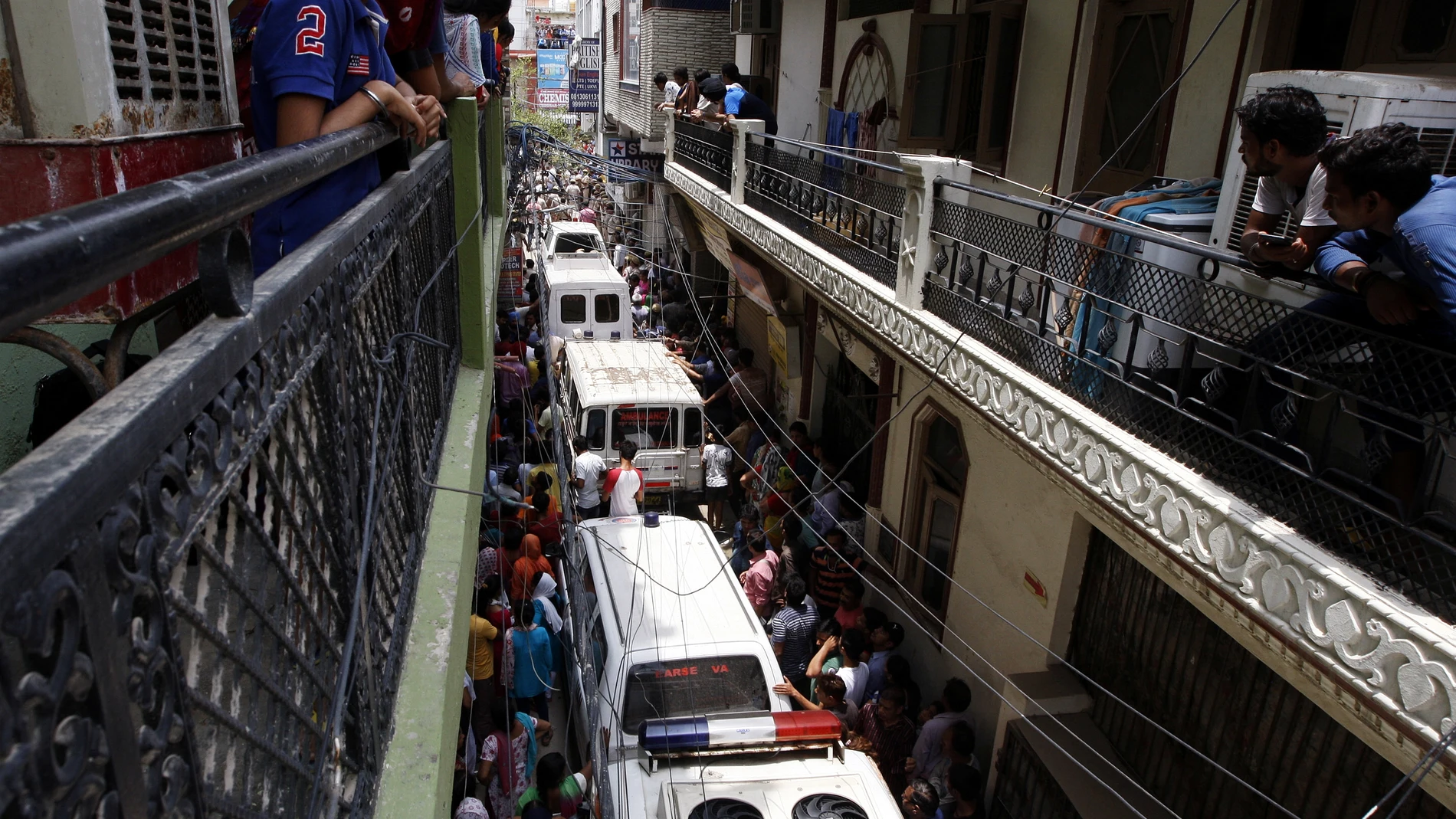Las ambulancias esperan para llevarse los cuerpos de los 11 miembros de la familia que se ha suicidado en la India Las ambulancias esperan para llevarse los cuerpos de los 11 miembros de la familia que se ha suicidado en la India