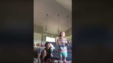 Así reacciona una niña de cuatro años con parálisis cerebral al caminar por primera vez