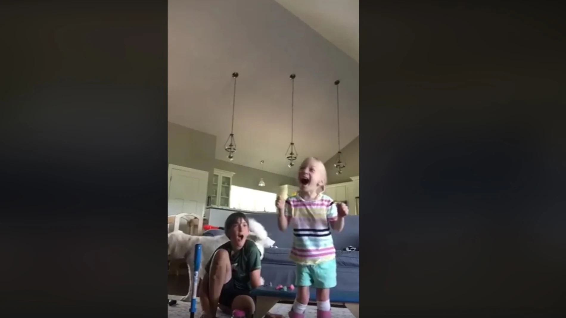 La niña caminando sola por primera vez La niña caminando sola por primera vez