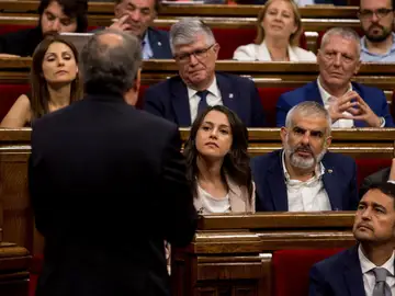Rifirrafe entre el presidente y el vicepresidente segundo del Parlament por la moción del 9N Rifirrafe entre el presidente y el vicepresidente segundo del Parlament por la moción del 9N