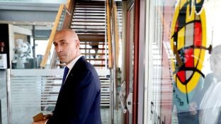 Luis Rubiales, a su llegada a la reuni&oacute;n entre Barcelona y Sevilla