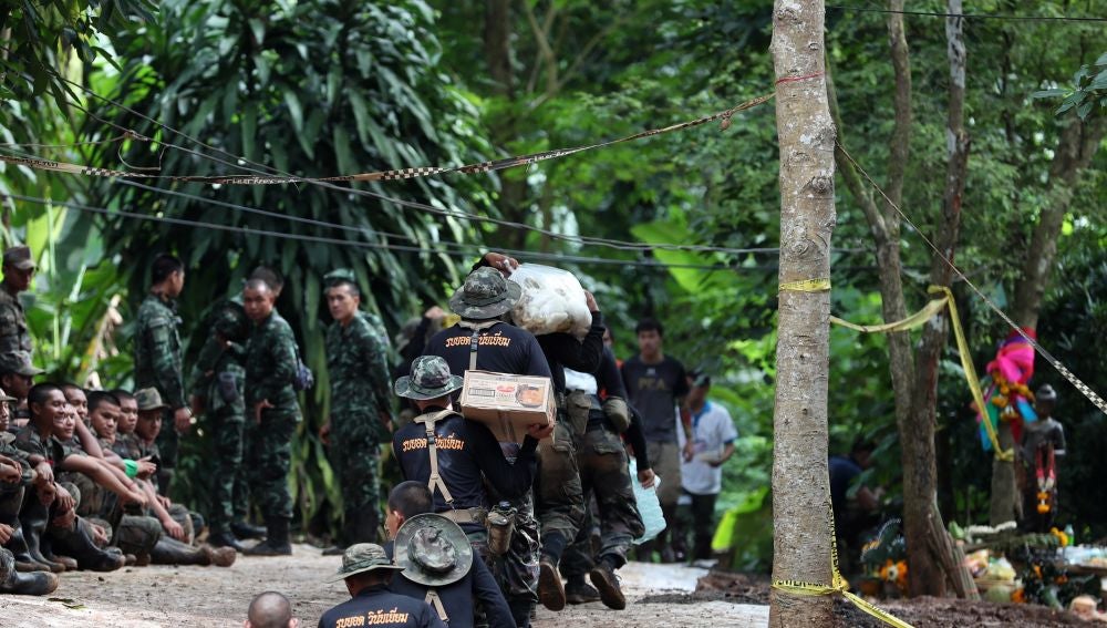 Varios soldado tailandeses llevan provisiones mientras continúan las labores de rescate