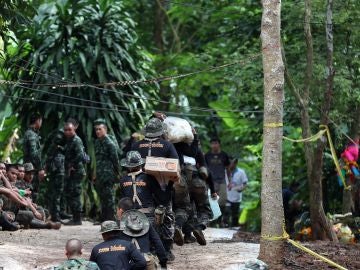 Varios soldado tailandeses llevan provisiones mientras continúan las labores de rescate