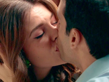 María calla los miedos de Ignacio con un romántico beso