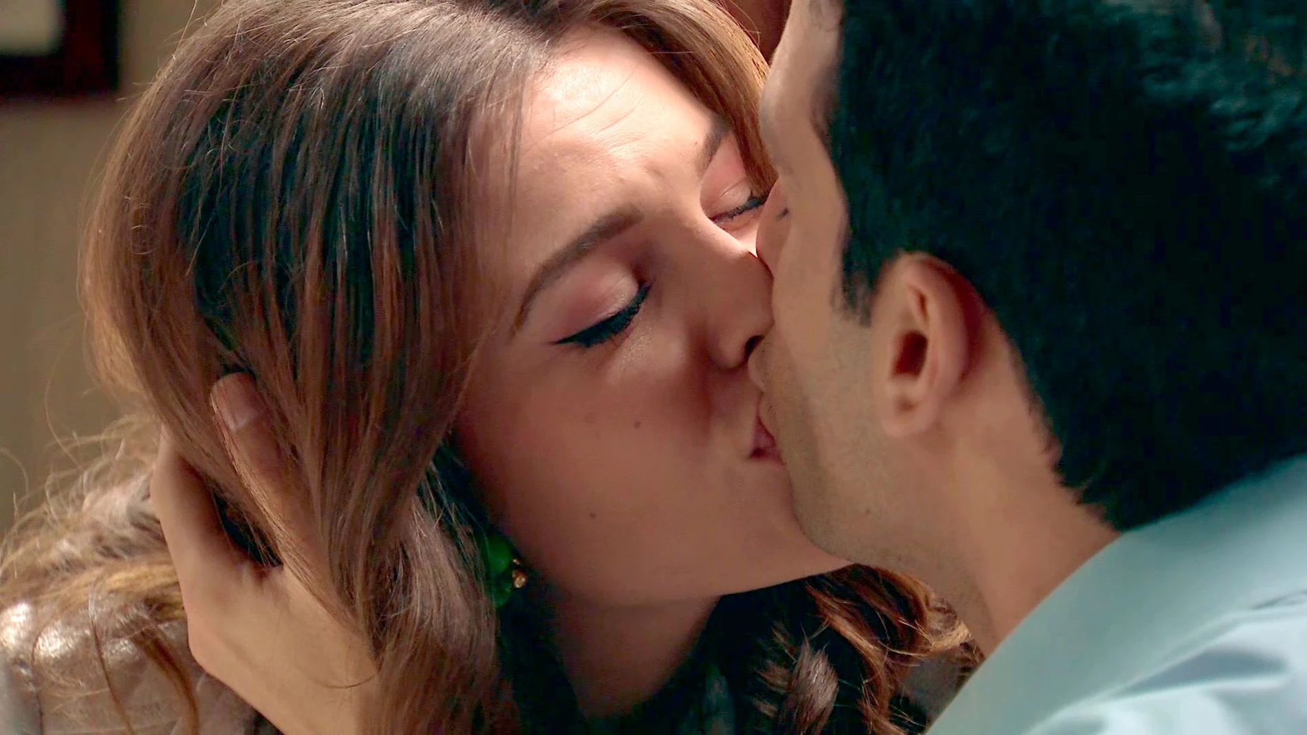 María calla los miedos de Ignacio con un romántico beso