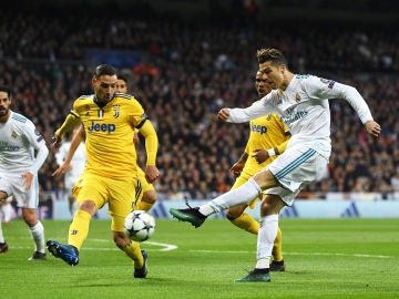 Cristiano Ronaldo dispara a puerta en un partido contra la Juventus