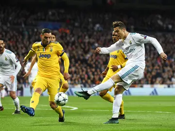 Cristiano Ronaldo dispara a puerta en un partido contra la Juventus Cristiano Ronaldo dispara a puerta en un partido contra la Juventus