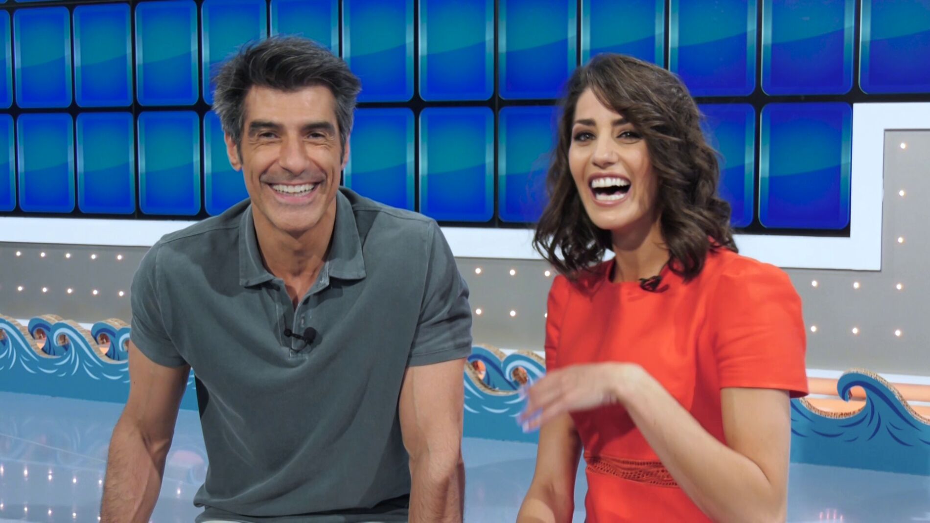 Jorge Fern&aacute;ndez y Laura Moure nos ense&ntilde;an todos los secretos del plat&oacute; de verano de 'La ruleta de la suerte'