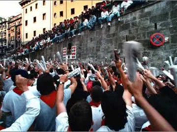 Una de las fotografías de la exposición de la evolución de las fiestas de San Fermin Una de las fotografías de la exposición de la evolución de las fiestas de San Fermin