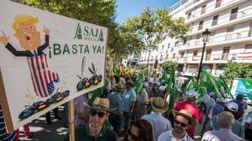Agricultores, cooperativistas, entamadores y envasadores de aceituna de mesa, frente al consulado de EEUU en Sevilla