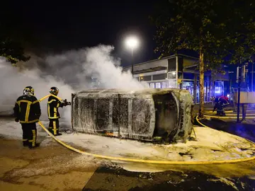 Bomberos trabajan en la extinción de un incendio en un vehículo durante la noche del 3 de julio Bomberos trabajan en la extinción de un incendio en un vehículo durante la noche del 3 de julio