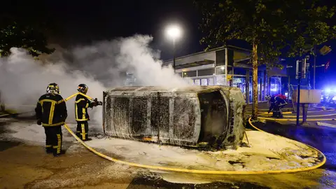 Bomberos trabajan en la extinción de un incendio en un vehículo durante la noche del 3 de julio Bomberos trabajan en la extinción de un incendio en un vehículo durante la noche del 3 de julio