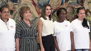 La Reina se reúne con mujeres víctimas de la explotación sexual en Zarzuela
