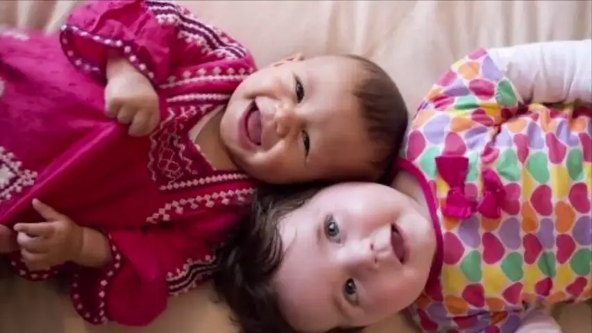 Foto de archivo de dos bebés Las mejores actividades para que los bebés hagan ejercicio