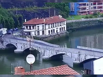 Se hunde parte del puente que une las localidades vascas de Deba y Mutriku Se hunde parte del puente que une las localidades vascas de Deba y Mutriku
